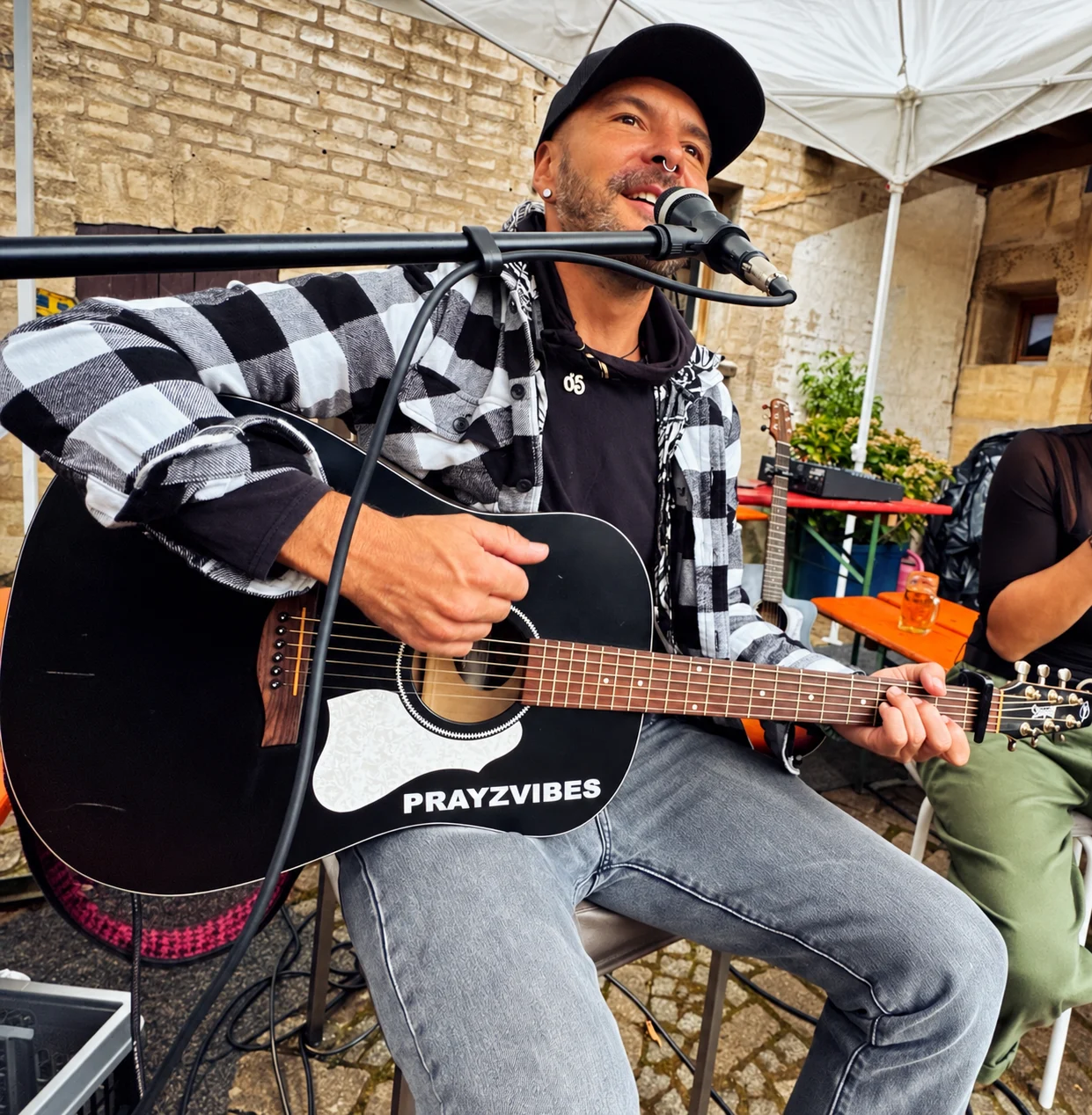 Voice, guitar, a moment shared.